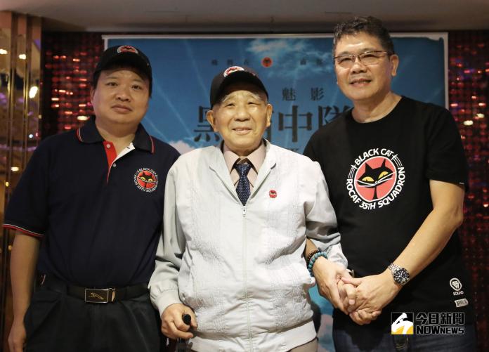 ▲楊佈新導演（右）陪同黑貓教官張立義、烈士陳懷生義子陳靖（左），出席《疾風魅影-黑貓中隊》電影映前採訪。（圖／寬和影像，2018.10.27）