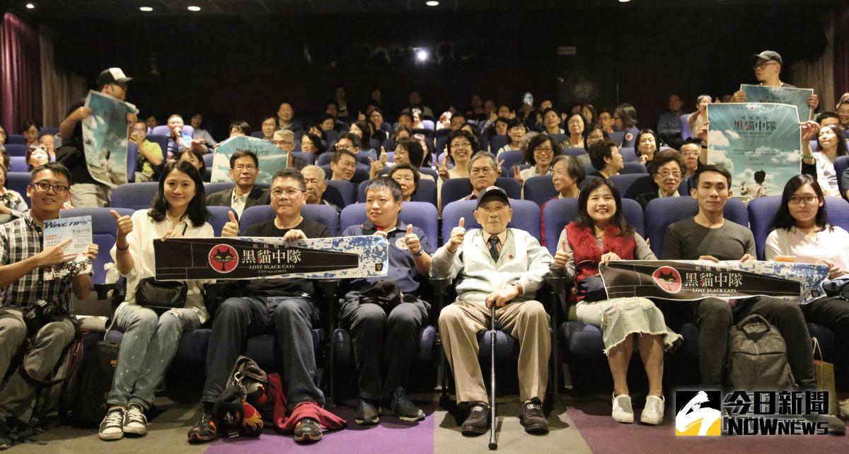 ▲張立義教官（前排中）特地返台觀賞《疾風魅影-黑貓中隊》。（圖／寬和影像，2018.10.27）