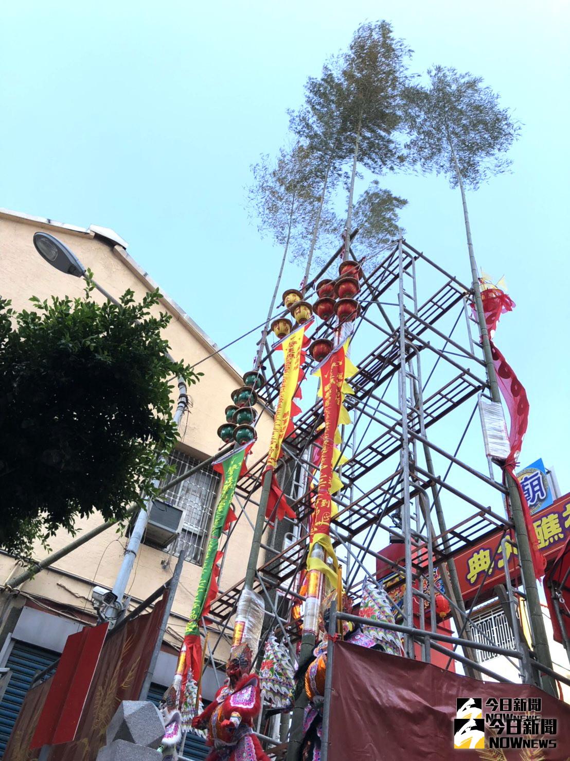 ▲關帝廟重修入火安座祈安福醮大典展開前夕廟前依習俗先「豎燈篙」。（圖／記者陳雅芳攝，2018.10.27)