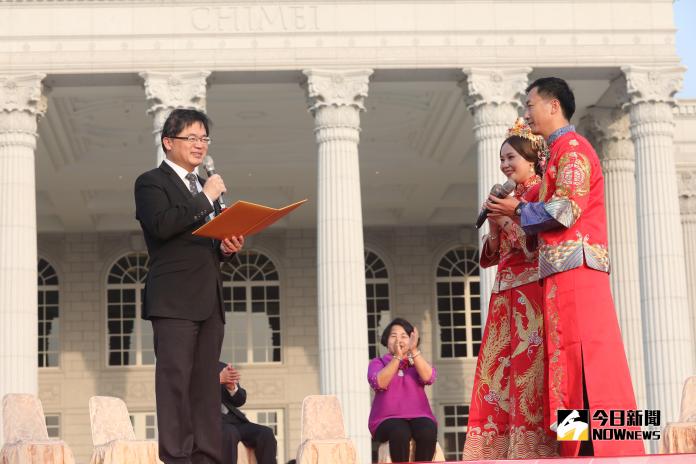 ▲「2018在台南結婚吧！」聯合婚禮，由台南市代理市長李孟諺主持證婚儀式。(圖/記者陳聖璋翻攝)