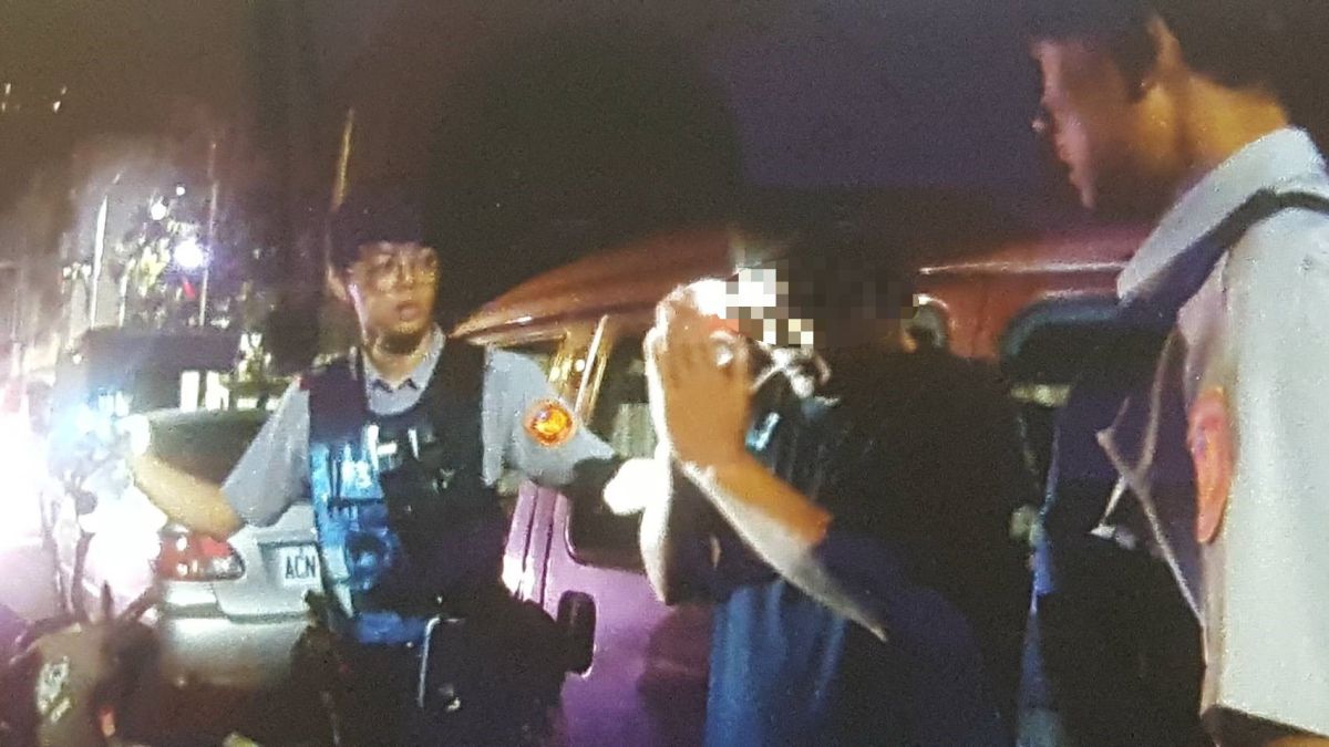 ▲林男雙手不停地合十，呼說「上帝爺公保庇無事」。（圖／八掌派出所提供）