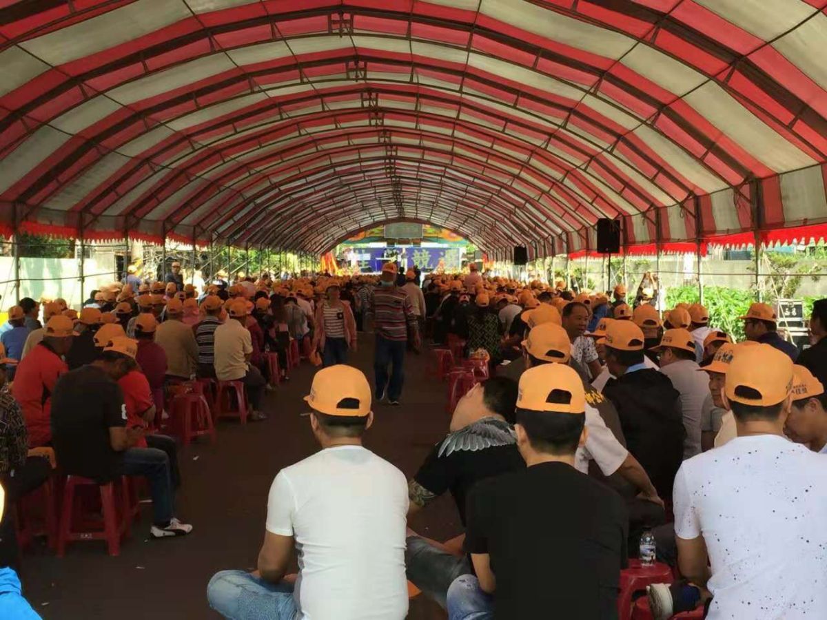 ▲前嘉義縣長李雅景（左白衣）、前嘉義市長林承勳（右白衣），到東石鄉長林佳瑩競選總部力挺。（圖／記者鍾聲 攝, 2018.10.28）