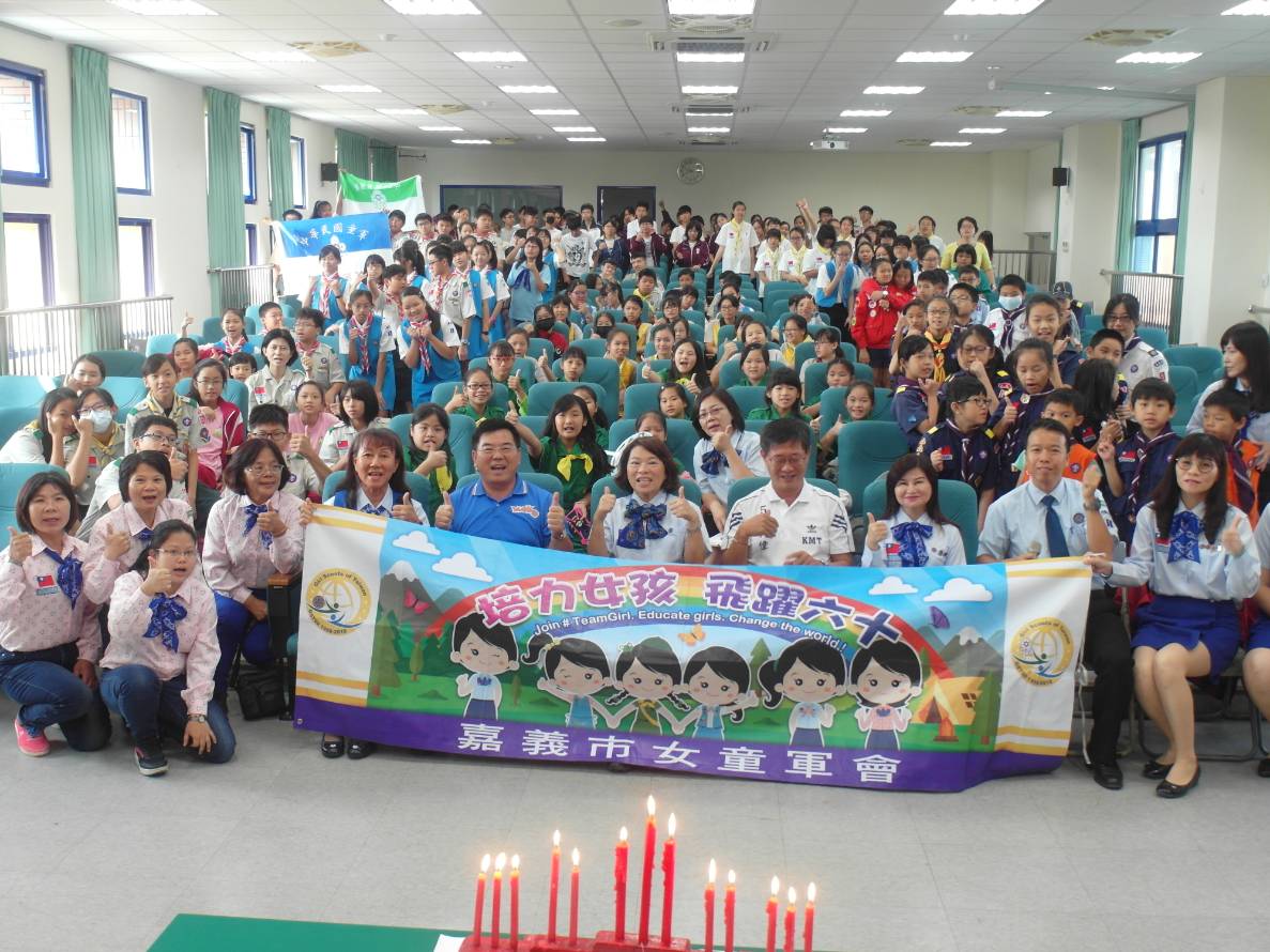 ▲黃敏惠身穿一襲標準女童軍服，與學妹們一同慶祝重要的女孩日。（圖／黃敏惠競總提供2018.10.28）