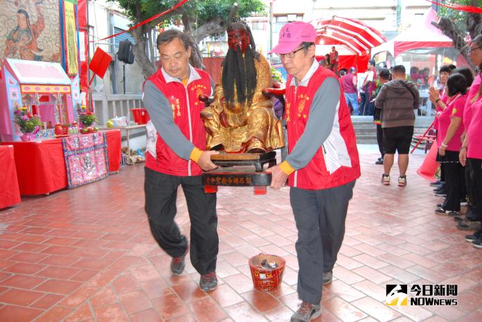 ▲關帝廟入安安座大典之前進行迎神過火儀式，入火安座大典祭典由管理人市長邱建富主祭，關帝廟重修入火安座喜氣洋洋地完成揭彩慶祝儀式。（圖／記者陳雅芳攝，2018.10.28）