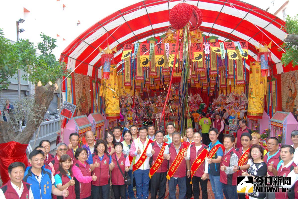 ▲關帝廟入安安座大典之前進行迎神過火儀式，入火安座大典祭典由管理人市長邱建富主祭，關帝廟重修入火安座喜氣洋洋地完成揭彩慶祝儀式。（圖／記者陳雅芳攝，2018.10.28)