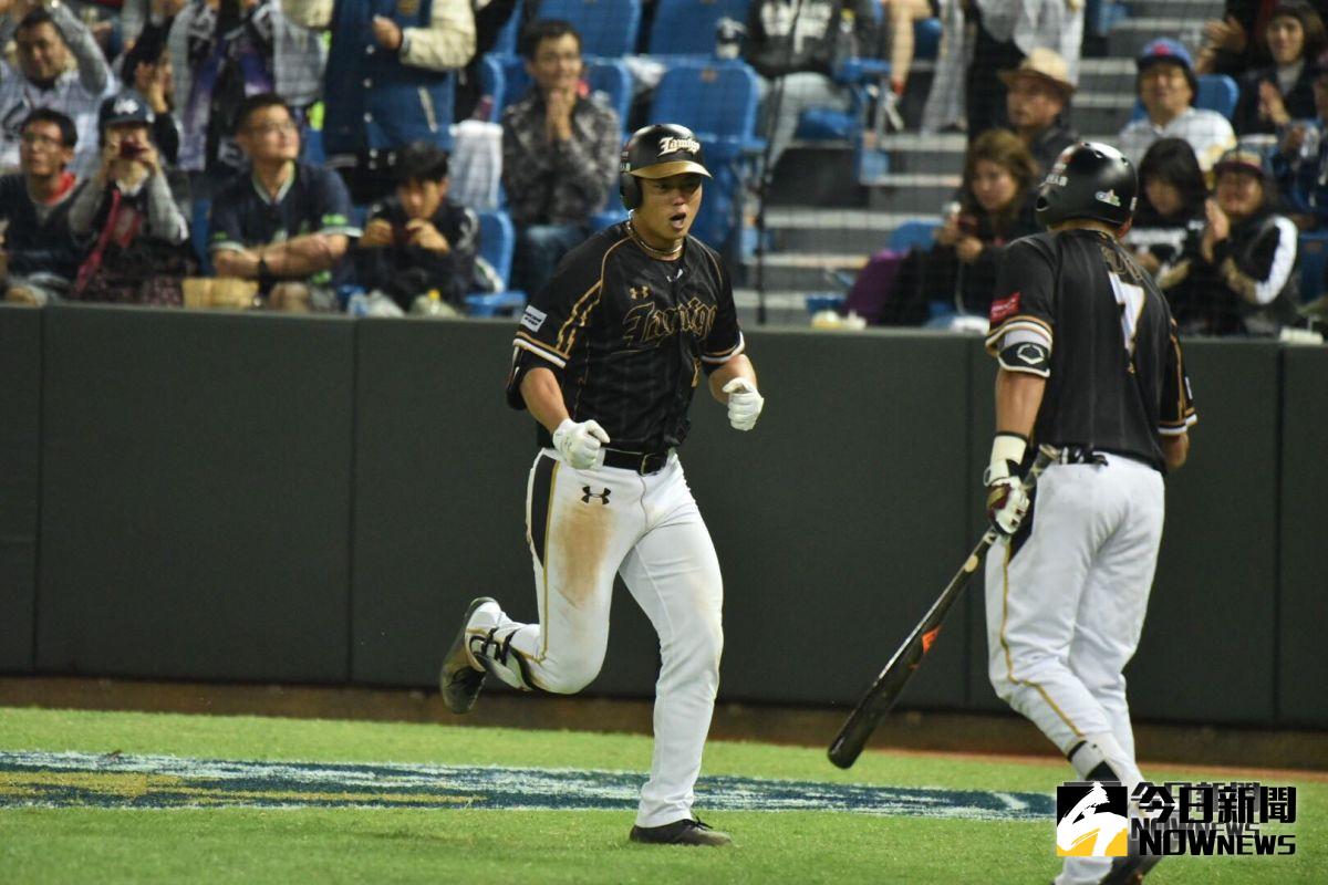 藍寅倫開轟（圖／林柏年攝）