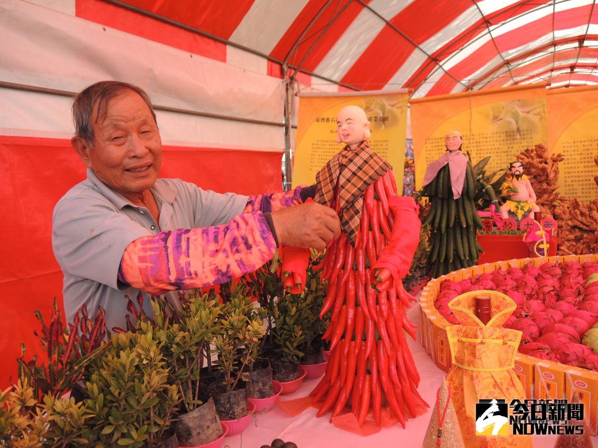 ▲溪州鄉農會產業文化推廣活動，產銷班長楊坤森發揮巧手，利用當地盛產的農產品羅漢像、太極乾坤圖，老薑等農產品做成山水圖，手藝令人歎為觀止。（圖／記者陳雅芳攝，2018.10.28)