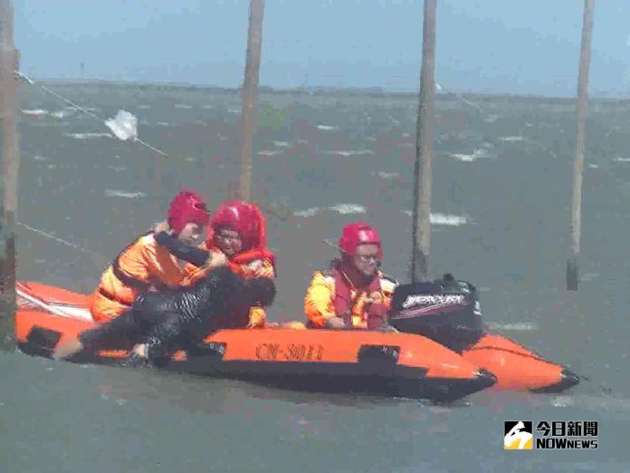 影／民眾受困海中　海巡不畏強風浪　救生艇成功救援
