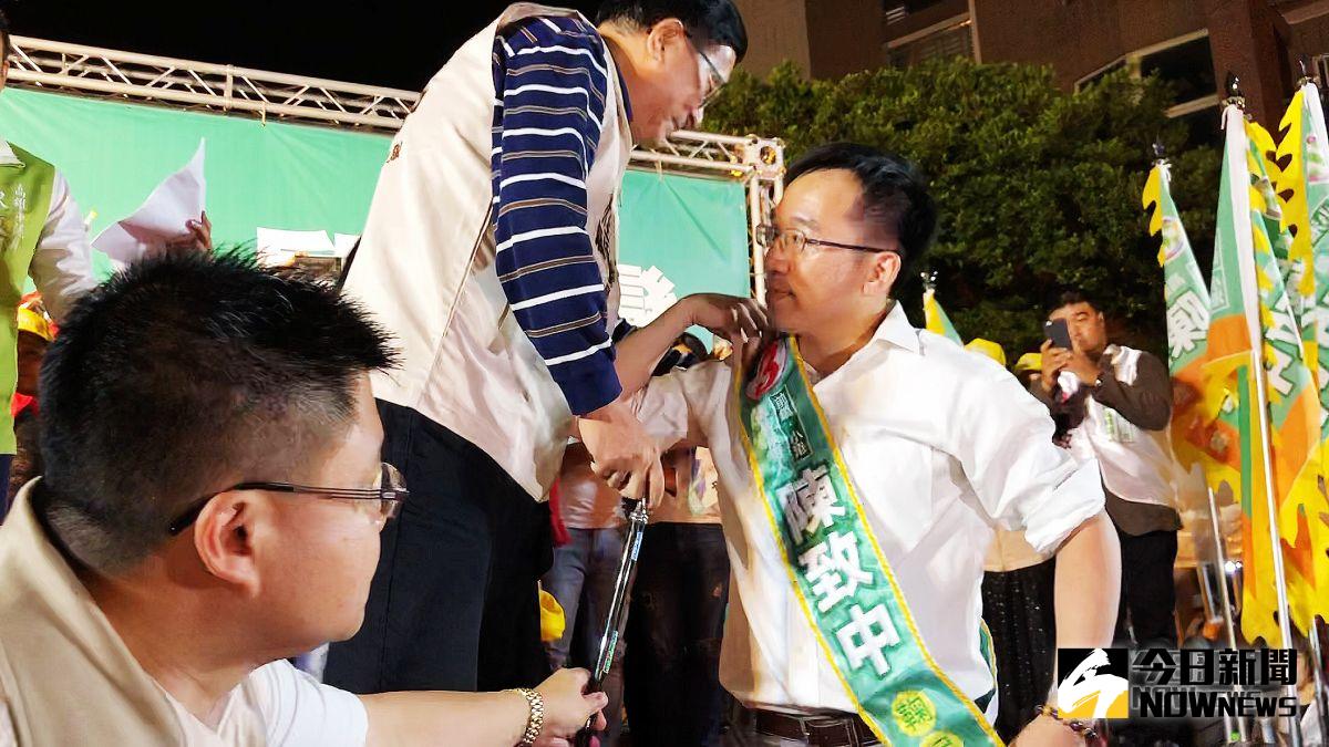 ▲陳致中跪在地上接受父親陳水扁披上競選綵帶。（資料照片／記者郭俊暉攝）