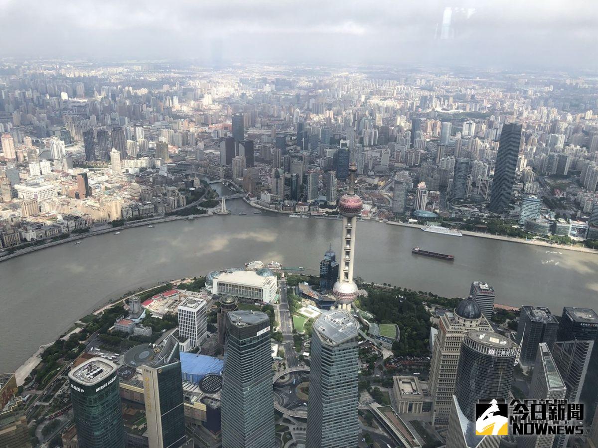 ▲上海中心打破外灘 「萬國建築博覽」的天際線，俯瞰整個陸家嘴，黃浦江美景盡收眼底。(圖 / 記者吳文勝攝)