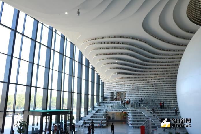 ▲天津濱海新區圖書館，未來感、流線型的空間設計，成了大陸網友們爆屏的拍照打卡勝地。 （圖 / 記者吳文勝攝）