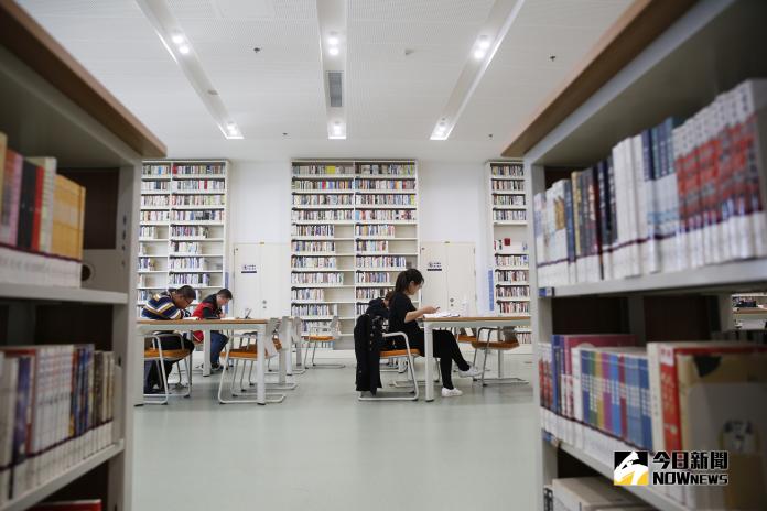 ▲天津濱海新區圖書館，在網上走紅後，不少書蟲前來浸淫在書海樂趣。（圖 / 記者吳文勝攝）