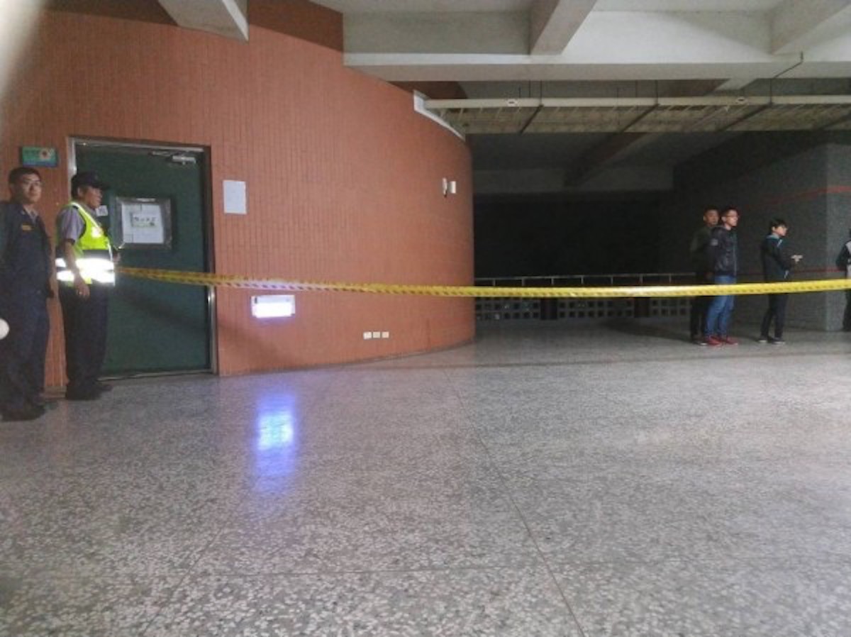 ▲成功大學教育研究所一名陳姓女研究生 28 日晚間被發現倒臥於校園內的個別諮詢室內，送醫宣告不治。警方隨即到場拉起封鎖線，展開蒐證。（警方提供）中央社記者楊思瑞台南傳真　107 年 10 月 28 日