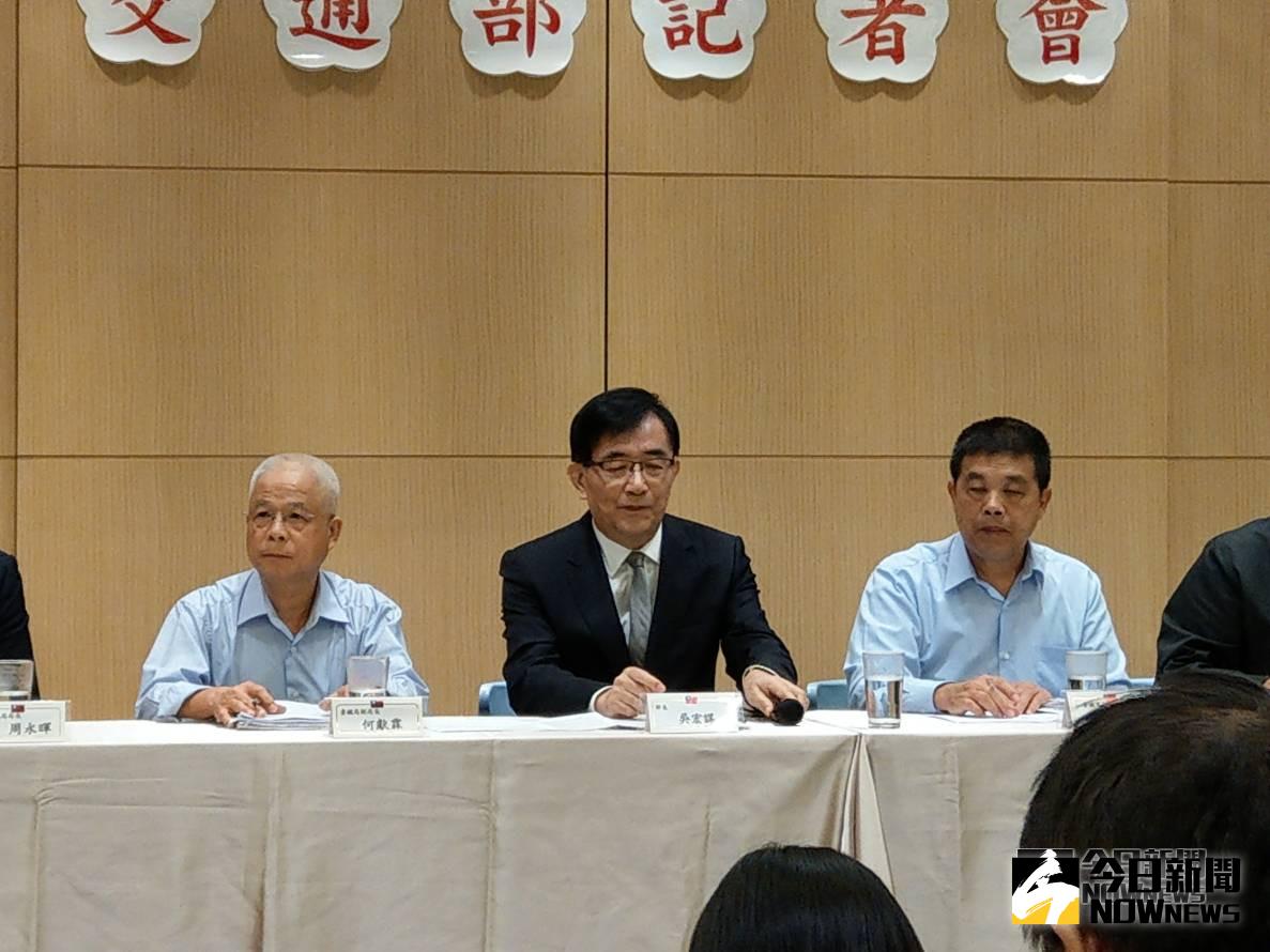 交通部長吳宏謀29日開記者會表示，在ATP尚未修復前，普悠瑪列車都改為雙駕駛。（圖／記者陳俐穎攝2018.10.29）