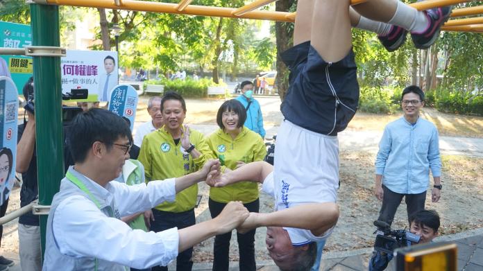 ▲陳其邁今天一大早7點不到，就出門趕往三民公園及松江市場拜票，受到市場攤商與晨起運動民眾的熱烈歡迎。（圖／記者蔡佳宏翻攝,2018.10.29）