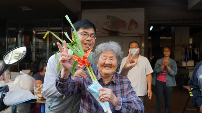 ▲陳其邁趕往三民公園及松江市場拜票，受到市場攤商與婆婆媽媽熱烈歡迎。（圖／記者蔡佳宏翻攝,2018.10.29）