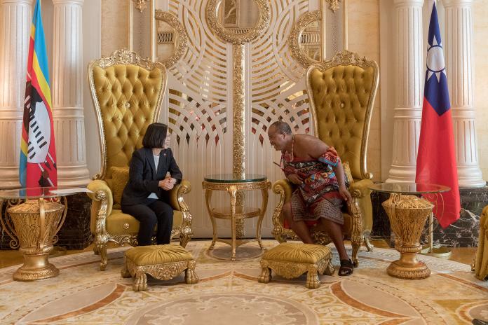 蔡英文總統曾出訪史瓦帝尼王國，與恩史瓦帝三世國王（King Mswati Ⅲ）會面。（圖 / 總統府提供）