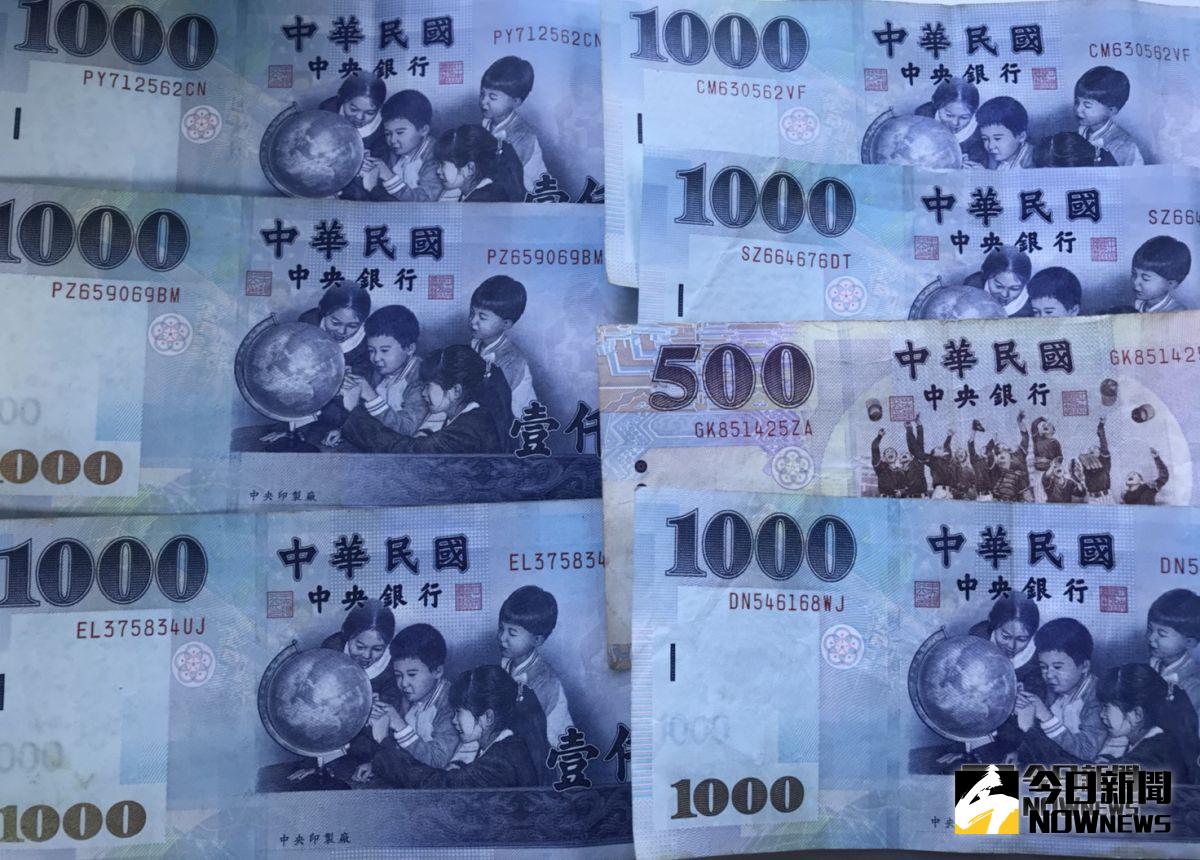 ▲新台幣兌美元10月29日終止連2貶，收30.996元、小升1分。（圖／記者顏真真攝）