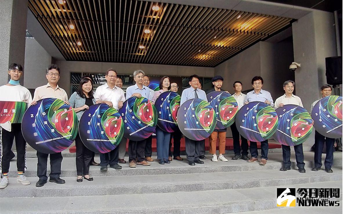 ▲燈會主視覺將全面運用在指標、志工服飾、紀念品也計畫發行限量紀念卡，讓民眾珍藏。（圖／記者陳宗傑攝,2018.10.29）