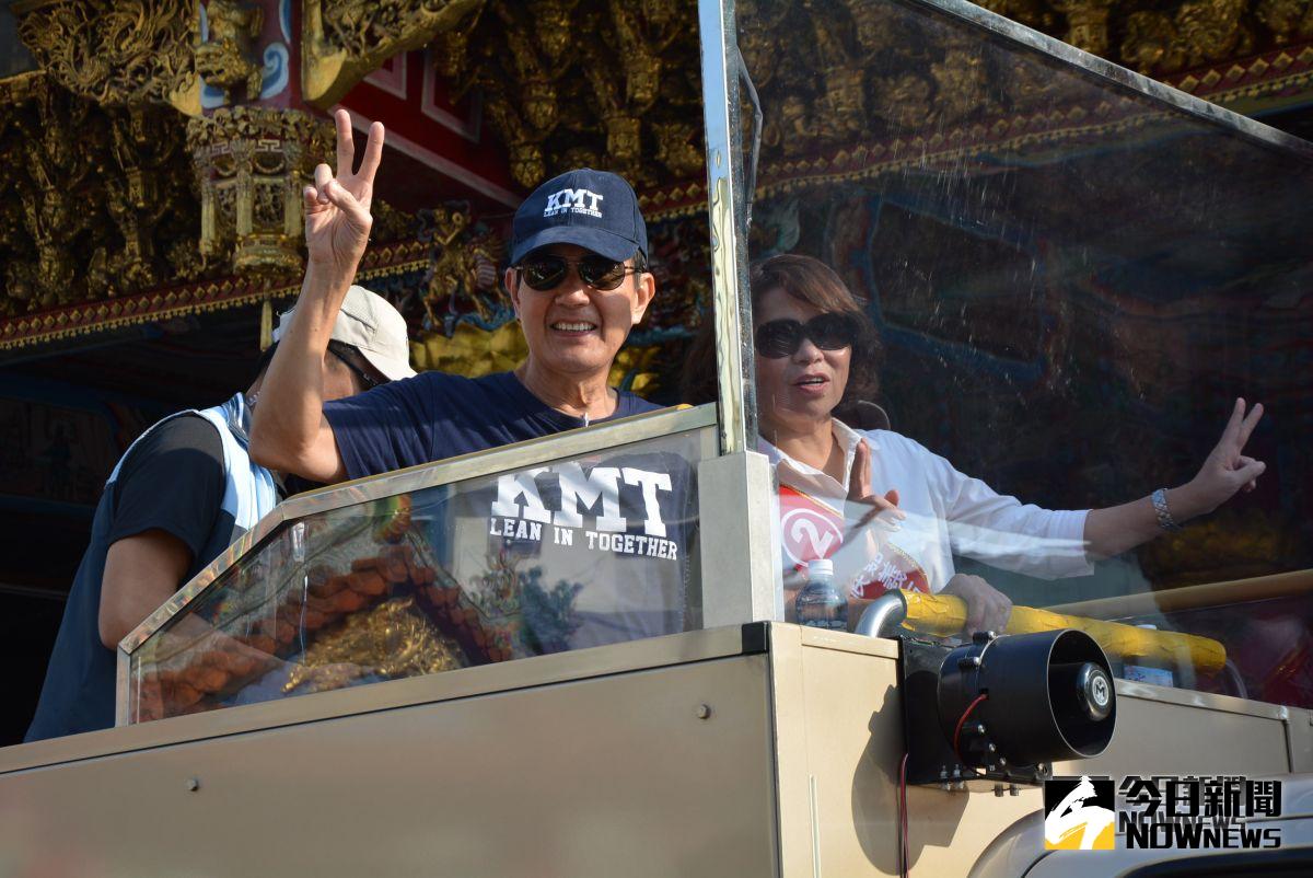 ▲馬英九與黃敏惠登上防彈車，以車隊遊街方式，向嘉義市民掃街拜票。（圖／記者郭政隆攝影2018.10.29）