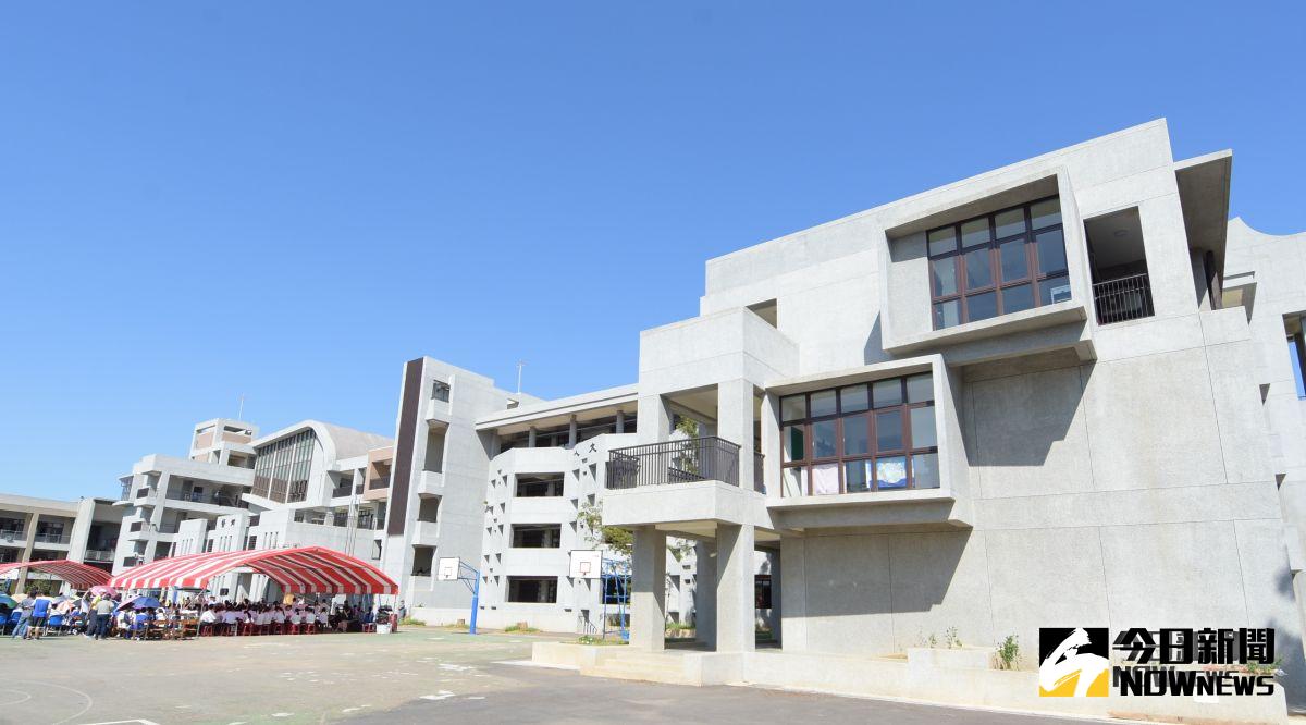 ▲彰化藝術高中舉行第二期教學大樓落成啟用典禮，「藝術」、「人文」、「晨曦」三棟嶄新校舍呈現在同學面前，讓彰化縣莘莘學子擁有優質學習環境與教學設施。（圖／記者陳雅芳攝，2018.10.29)