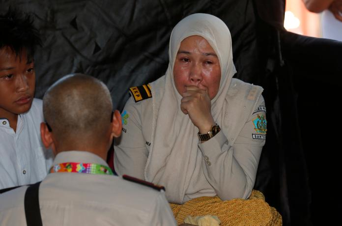 ▲印尼獅子航空（Lion Air）29日上午傳出墜海，機上188人失聯，焦急的家屬在機場等待。（圖／達志影像／美聯社2018.10.29）