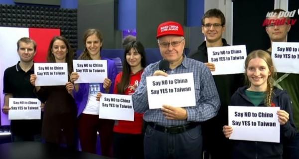 ▲節目中有 8 名波蘭人舉「對中國說 NO ，對台灣說 YES 」的牌子，替台灣加油。（圖／翻攝自YouTube）