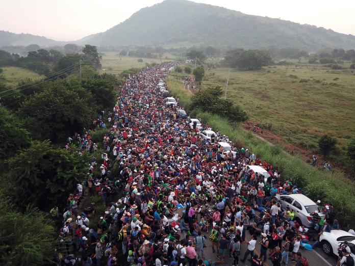 ▲中南美洲有多達數千名的「移民大隊」正持續朝著美墨邊界前進。（圖／達志影像／美聯社）