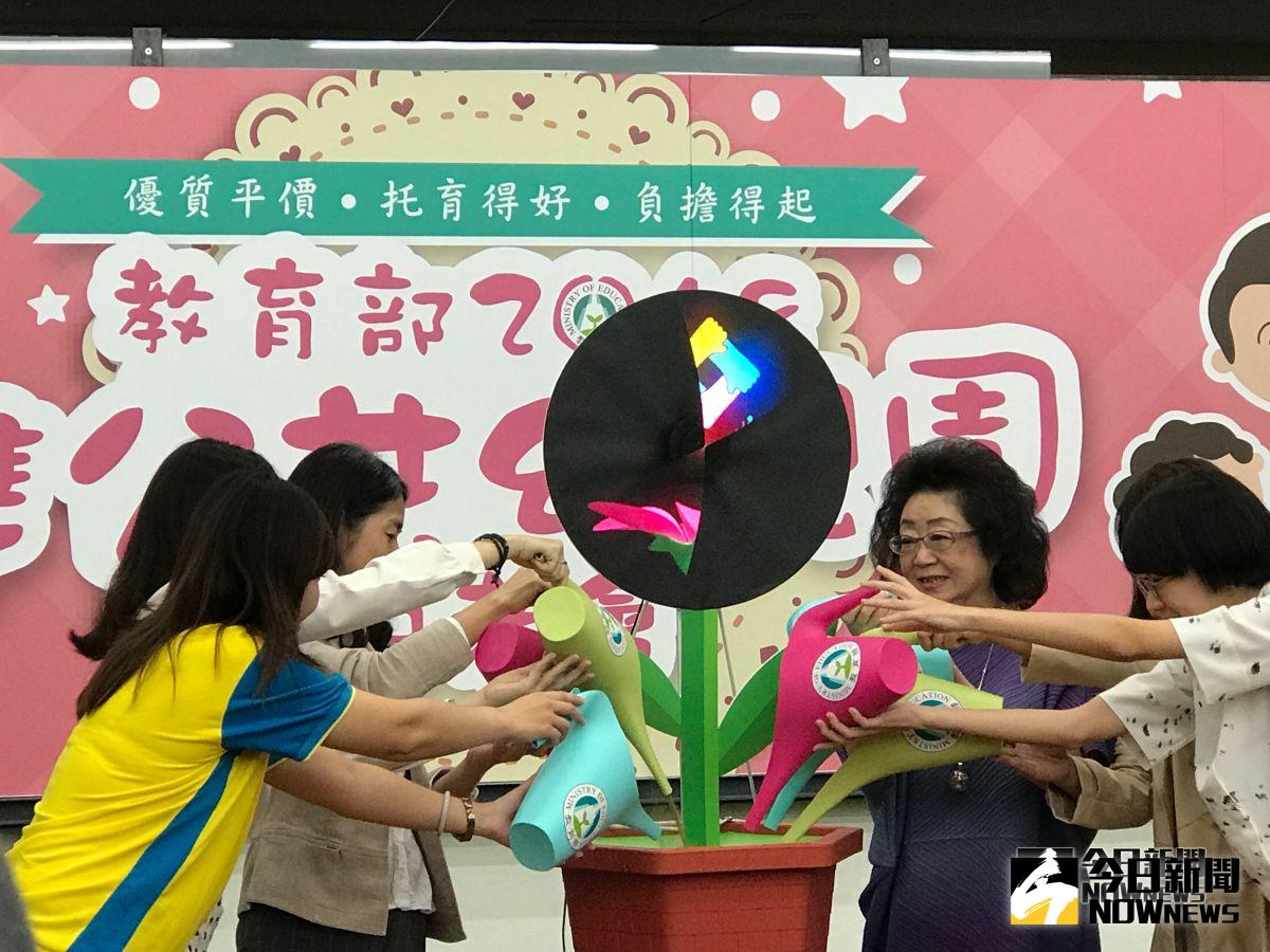 教育部政務次長范巽綠（右二）出席準公幼記者會，強調準公幼是達成「四贏」，減輕父母負擔就可能提升生育率。（圖／記者許維寧攝，2018.10.30）