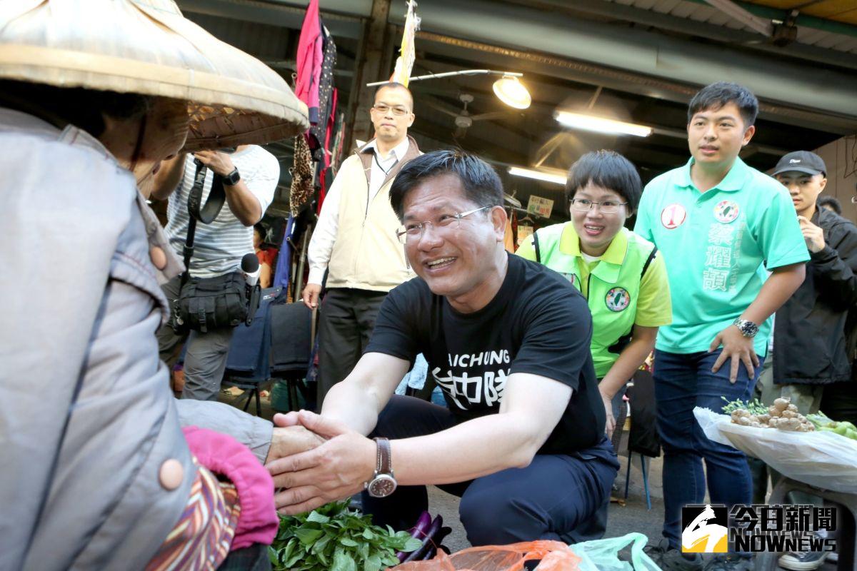 ▲尋求連任的台中市長候選人林佳龍今前往太平第一公有市場進行掃街拜票(圖／記者柳榮俊攝2018.10.30)