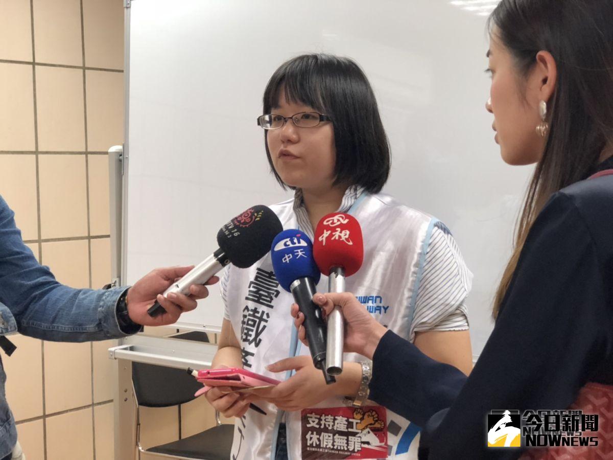 ▲台鐵新自強號列車今起改為「雙駕駛」方式運行，產業工會認為，以目前台鐵人力吃緊的狀況，只會加重駕駛的勞動強度，對列車安全性提升沒有幫助。（圖／記者陳致宇攝, 2018.10.30）