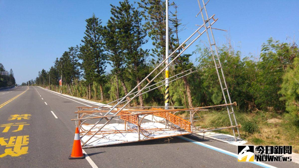 ▲白沙通往西嶼203縣道某縣長候選人競選看板被強風吹倒（圖／張塵攝 , 2018.10.30）