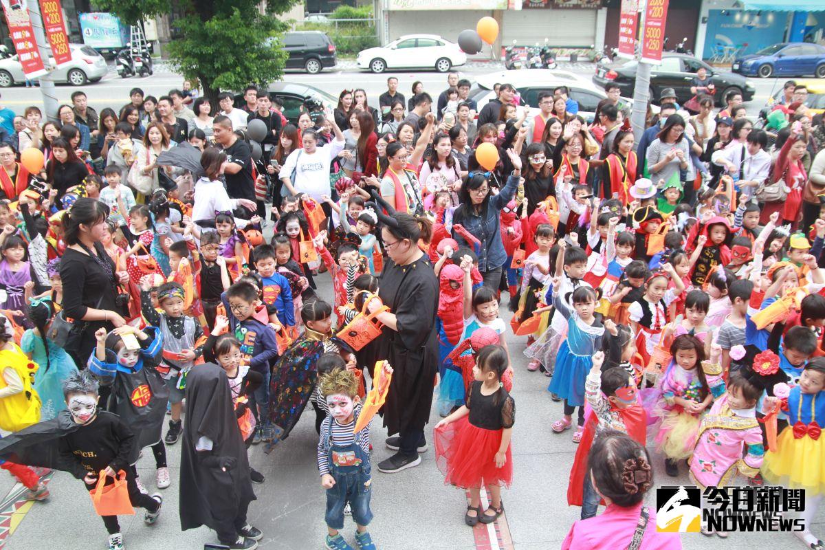 ▲花蓮市立幼兒園超過300位小朋友齊聚在百貨公司門口大跳可愛舞蹈，歡慶萬聖節。（圖／記者鄭志宏攝2018.10.30）