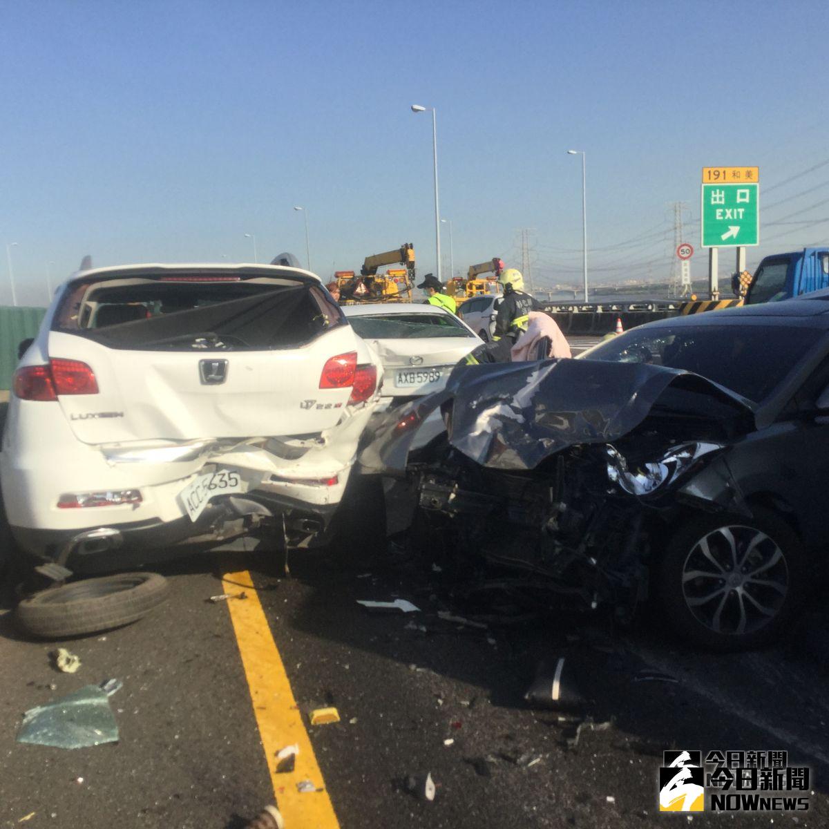 ▲國道3號北上彰化路段，短短1小時內傳出3起碰撞事故，共造成13輛車碰撞，還造成其中1輛貨車翻覆，現場一片狼藉。（圖／記者陳雅芳翻攝，2018.10.30)