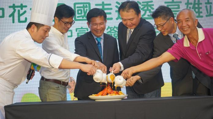 ▲台中市長林佳龍今日前來高雄MLD台鋁生活廣場,舉辦「2018台中世界花卉博覽會全國走透透-高雄場」。(圖/記者蔡佳宏翻攝,2018.10.30)