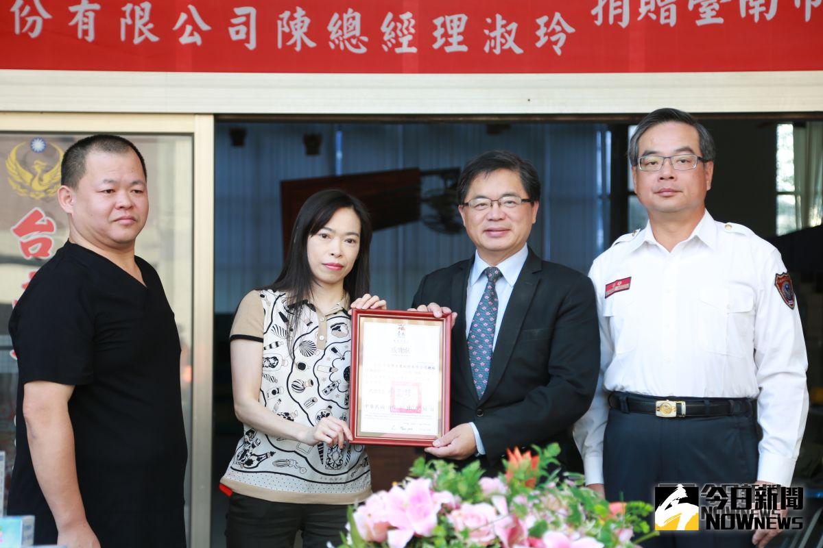 ▲台南市代理市長李孟諺(右二)頒發感謝狀。(圖/記者陳聖璋翻攝)