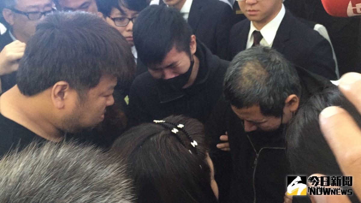 ▲普悠瑪司機員尤振仲到罹難者聯合公祭現場下跪道歉（圖／鄭志宏攝, 2018.10.31）