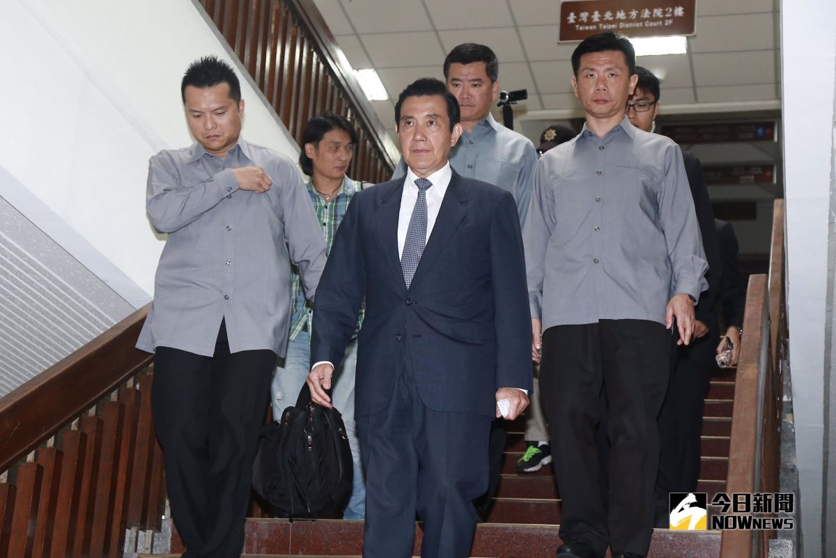 前總統馬英九因涉違證交法案（三中案）出庭應訊。圖為馬英九結束庭訊後步出法庭。（圖／記者葉政勳攝，2018.10.31）