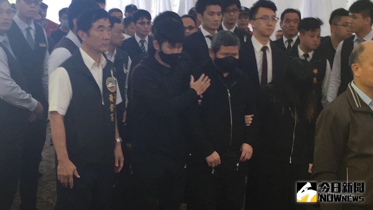 ▲普悠瑪翻覆事故，今天舉行聯合公祭，司機員尤振仲一身黑衣黑褲在兒女的攙扶下走進公祭現場。（圖／記者鄭志宏攝　2018.10.31）