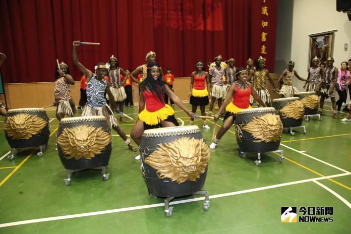 辛巴威劇團非洲鼓與豐洲國小戰鼓隊熱情交流