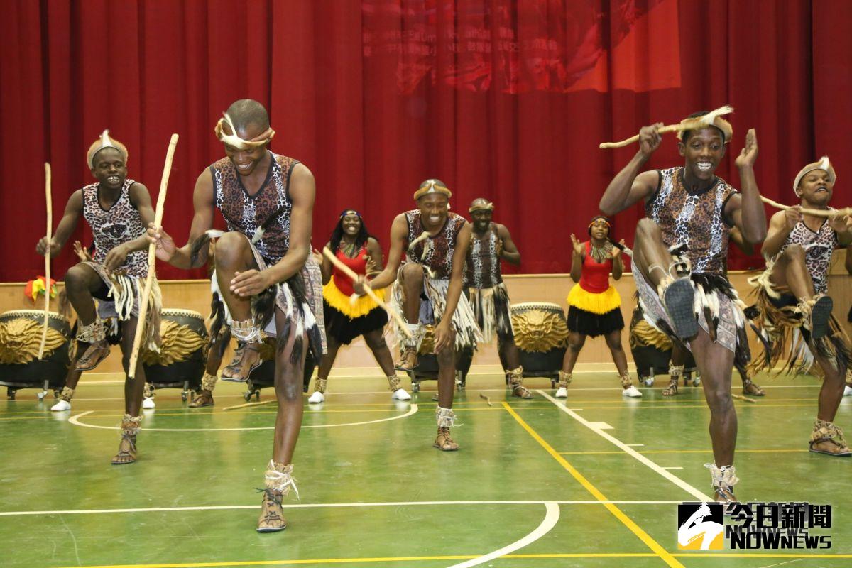 ▲辛巴威劇團受邀花博台中花博開幕晚會表演，今拜訪豐洲國小表演熱情洋溢的非洲舞蹈(圖／記者柳榮俊攝2018.10.31)