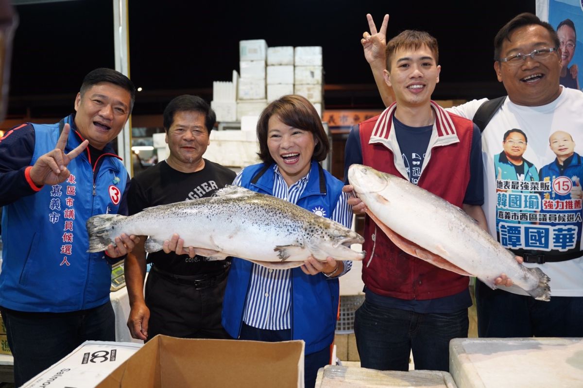 ▲黃敏惠與漁民帥哥手抱大魚同框合影。（圖／黃敏惠競總提供2018.10.31）
