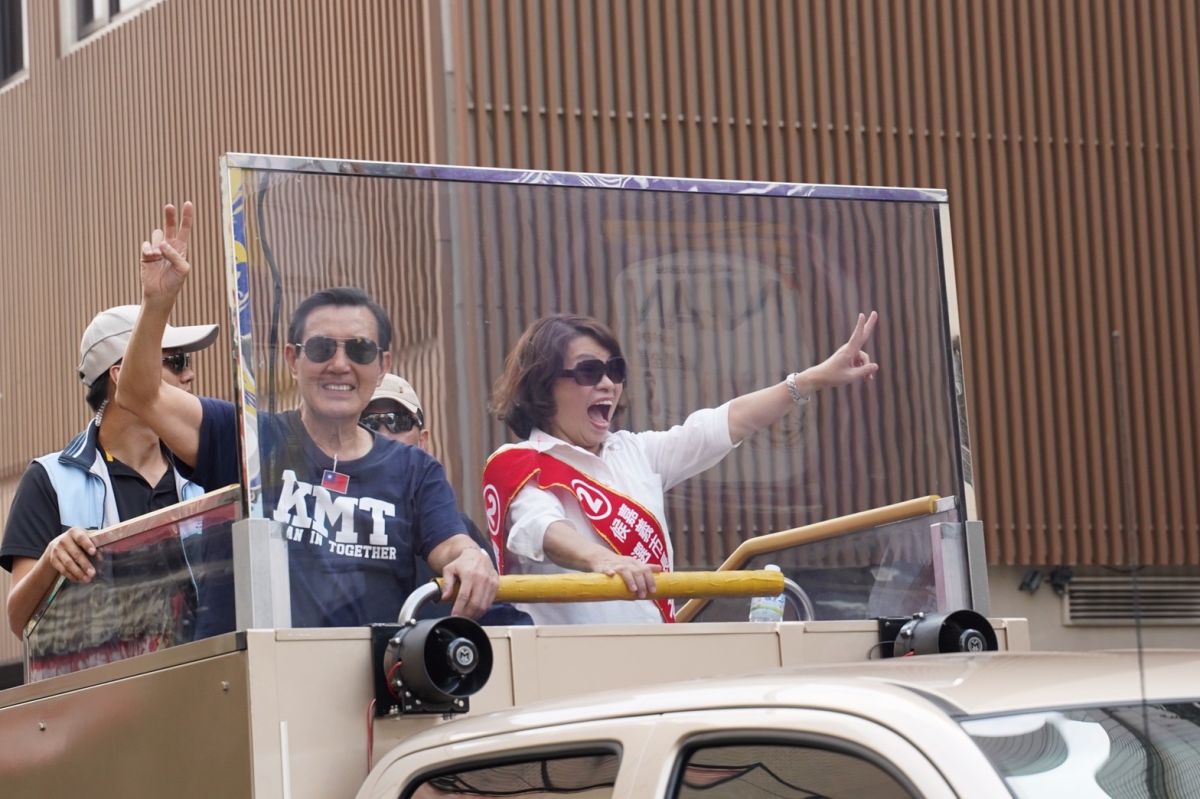 ▲昔日馬英九陪同黃敏惠拜票畫面。（圖／黃敏惠競總提供2018.10.31）