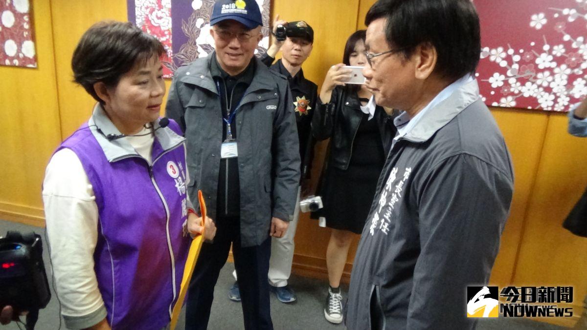 ▲楊麗環衝上市府12樓，卻無法進到市長室見鄭文燦，最後由市長室主任陳坤榮代為接受抗議書和辯論戰帖。（圖／記者李春台攝, 2018.10.31）