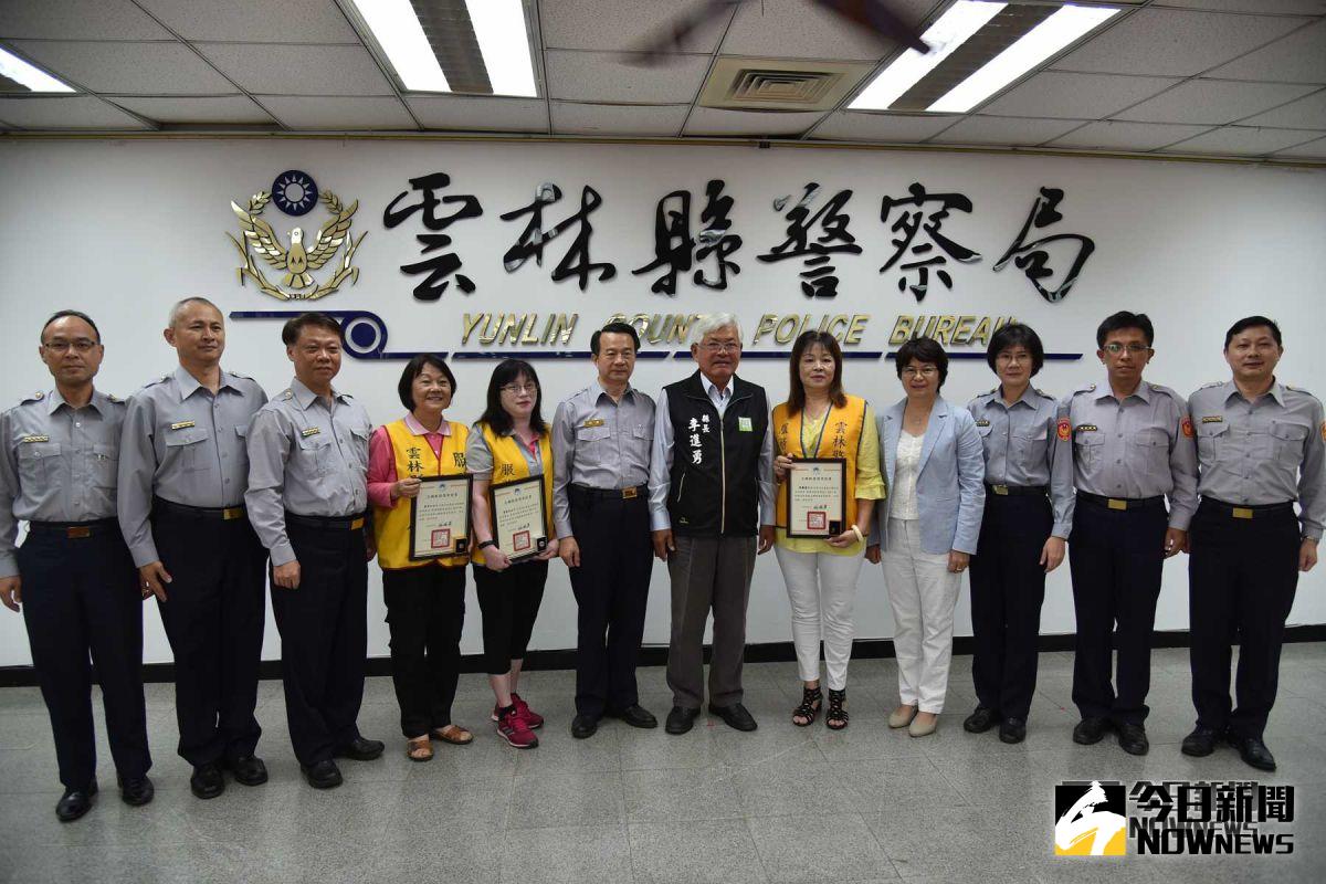 ▲縣長李進勇頒獎表揚，維護治安有功警民。（圖／記者洪佳伶攝，2018.10.31）