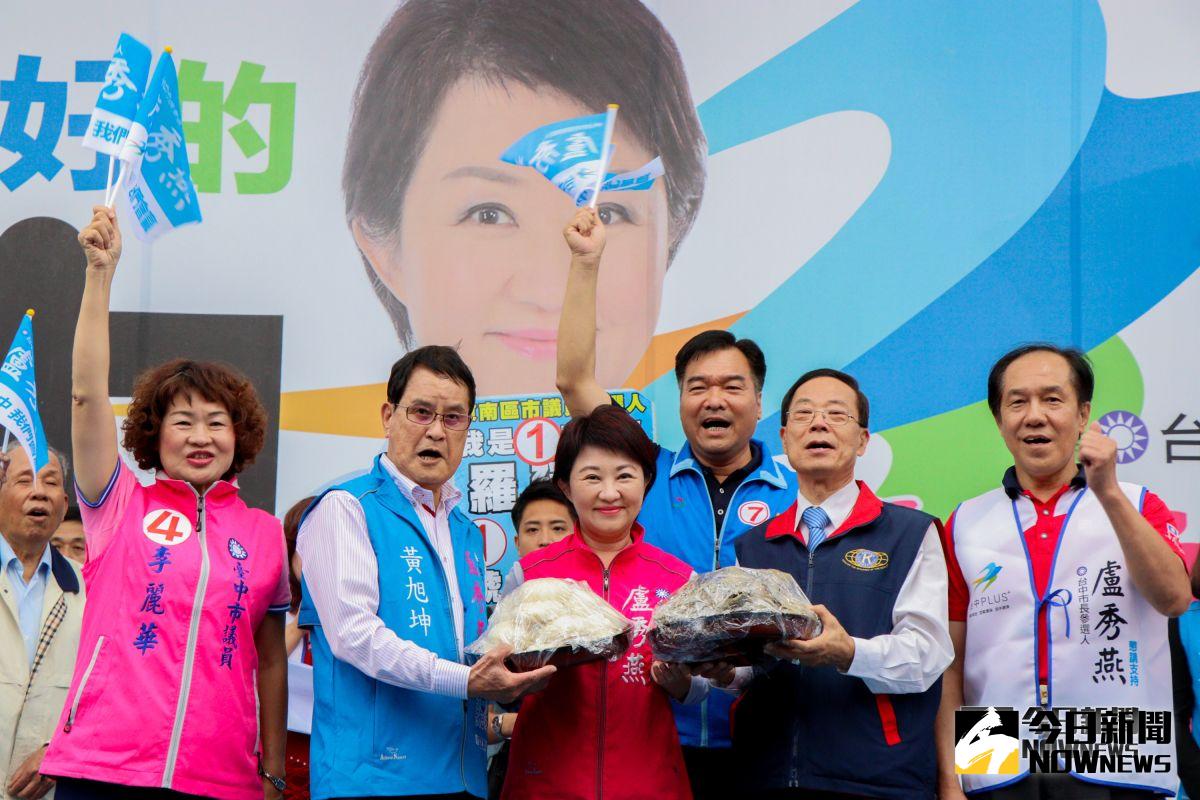 ▲力挺盧秀燕，同濟之友後援會今成立，送上包子粽子預祝包中（圖／記者柳榮俊攝，2018.10.31)