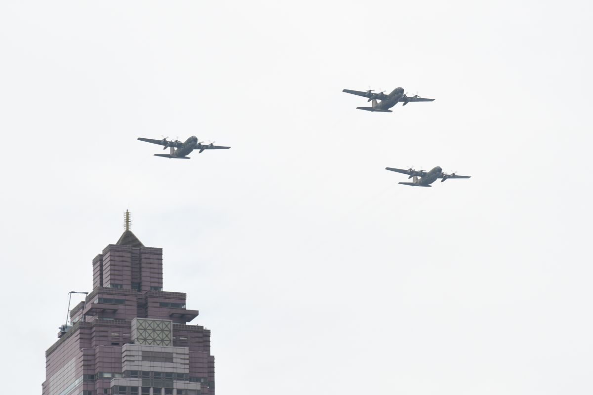 ▲民眾上網發文指出，聽見戰機高速掠空的聲響，話題在PTT掀起高度熱議。（示意圖，非內文國軍演練戰機／NOWnews資料照片）