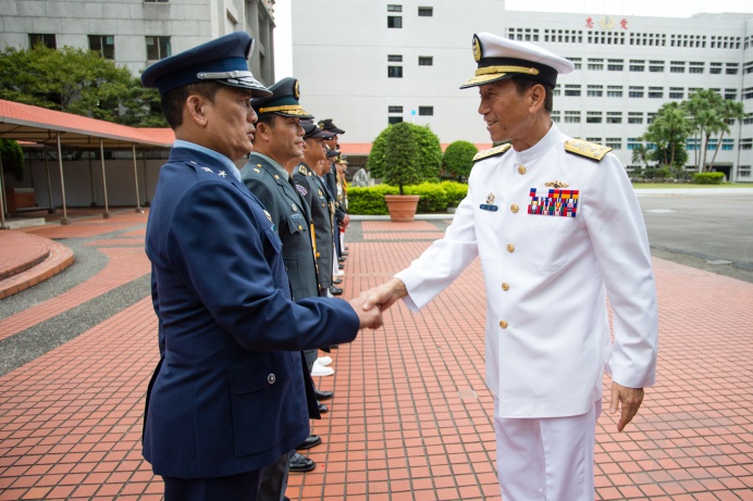 ▲ 參謀總長李喜明上將7日慰勉參加中華民國107年國慶大會活動部隊官兵。（軍聞社記者徐振威攝）