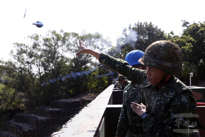 ▲ 陸軍第10軍團步兵104旅入伍訓練新兵，完成手榴彈實彈投擲訓練。（軍聞社記者卓以立攝）