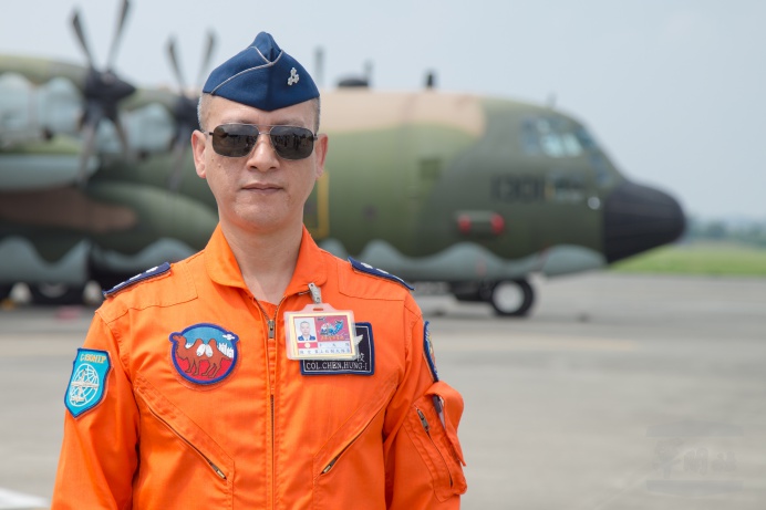 ▲ 空軍第10大隊陳宏翼上校表示，由於大型機操作上慣性較慢，所以對於位置及距離的判斷與拿捏要更為精準。（軍聞社記者徐振威攝）